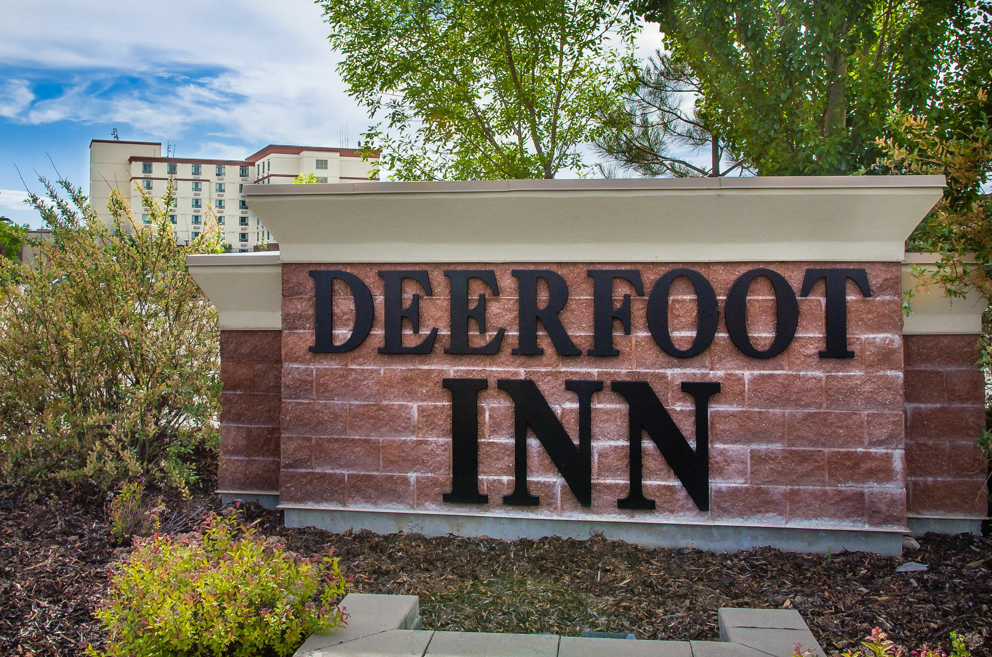 Deerfoot Inn And Casino Calgary Exterior photo